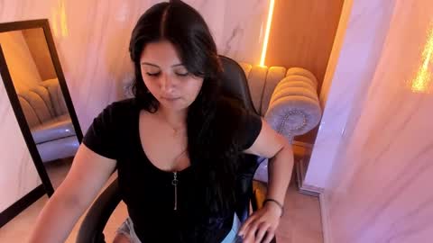 Mia online show from October 6, 2025, 8:28 pm