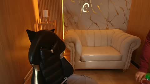 Mia online show from October 8, 2025, 4:26 pm