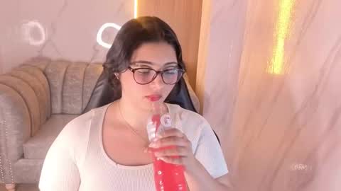 Mia online show from October 23, 2025, 2:05 pm