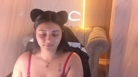 Mia online show from October 28, 2025, 1:25 pm