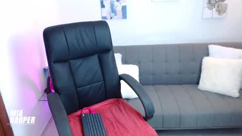 Mia online show from September 14, 2025, 3:05 am