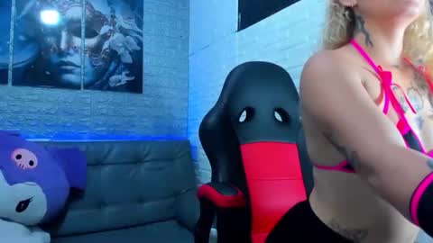 mia_ink1 online show from October 3, 2025, 5:32 pm