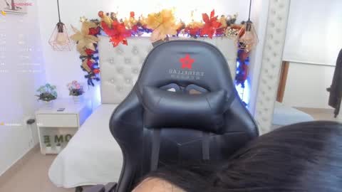 Snapshot of mia_jonnees chatting on December 5, 2024, 12:55 pm online show from December 5, 2024, 12:55 pm