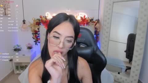 Snapshot of mia_jonnees chatting on December 29, 2024, 3:24 pm online show from December 29, 2024, 3:24 pm