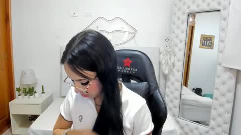 Snapshot of mia_jonnees chatting on January 3, 2025, 1:47 pm online show from January 3, 2025, 1:47 pm