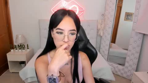 Snapshot of mia_jonnees chatting on January 14, 2025, 2:11 pm online show from January 14, 2025, 2:11 pm