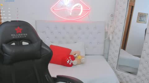 Snapshot of mia_jonnees chatting on January 15, 2025, 4:00 pm online show from January 15, 2025, 4:00 pm