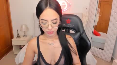 Snapshot of mia_jonnees chatting on February 12, 2025, 12:44 pm online show from February 12, 2025, 12:44 pm