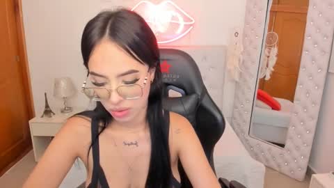 Snapshot of mia_jonnees chatting on February 12, 2025, 3:49 pm online show from February 12, 2025, 3:49 pm