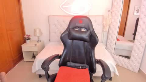 Snapshot of mia_jonnees chatting on March 11, 2025, 3:23 pm online show from March 11, 2025, 3:23 pm