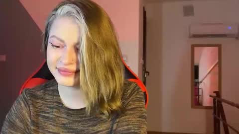 Mia online show from September 12, 2025, 8:20 pm