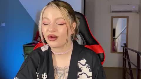 Mia online show from September 20, 2025, 3:57 pm