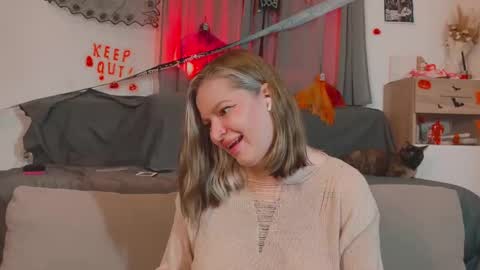 Mia online show from October 28, 2025, 6:32 pm