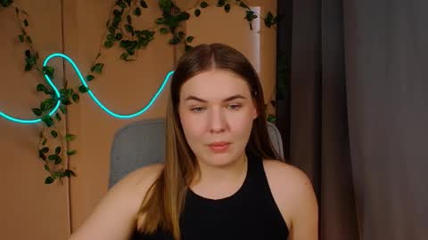 mia_lemm online show from May 7, 2026, 6:52 am