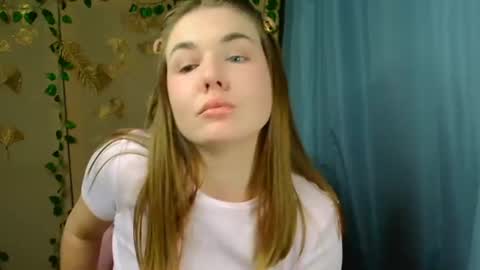 mia_lemm online show from June 19, 2026, 8:29 am