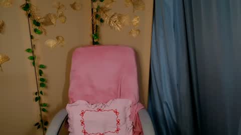 mia_lemm online show from July 24, 2026, 7:06 am
