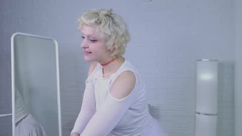 mia_ll1 online show from September 11, 2025, 12:27 pm