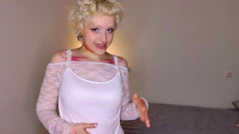 mia_ll1 online show from September 12, 2025, 1:44 pm
