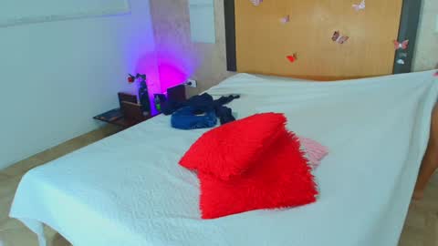 MIALOPEZ      .     Y      .      online show from April 25, 2026, 7:44 pm