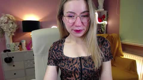 Mia online show from December 12, 2024, 7:52 am