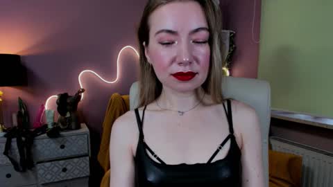 Mia online show from September 25, 2025, 7:01 am