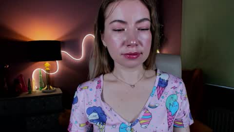 Mia online show from October 25, 2025, 6:43 am