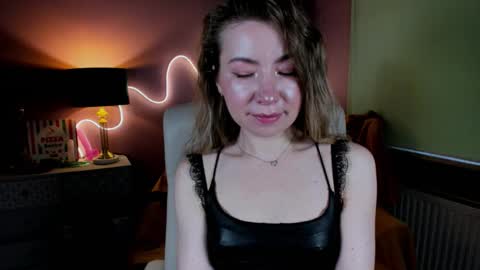 Mia online show from December 5, 2025, 8:23 am