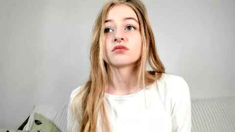 Snapshot of mia_meows chatting on April 16, 2026, 7:31 am Mia here Appreciate your support online show from April 16, 2026, 7:31 am