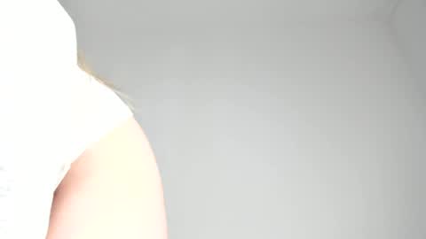Snapshot of mia_meows chatting on April 17, 2026, 9:34 am Mia here Appreciate your support online show from April 17, 2026, 9:34 am