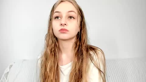 Snapshot of mia_meows chatting on April 21, 2026, 7:03 am Mia here Appreciate your support online show from April 21, 2026, 7:03 am