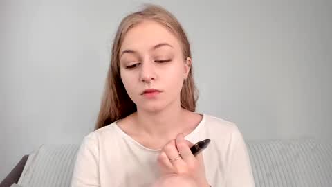 Snapshot of mia_meows chatting on April 22, 2026, 7:00 am Mia here Appreciate your support online show from April 22, 2026, 7:00 am