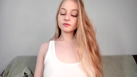 Snapshot of mia_meows chatting on May 10, 2026, 7:13 am Mia here Appreciate your support online show from May 10, 2026, 7:13 am