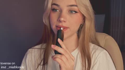 mia_milagros online show from December 25, 2024, 2:25 am