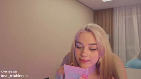mia_milagros online show from December 29, 2024, 4:27 am