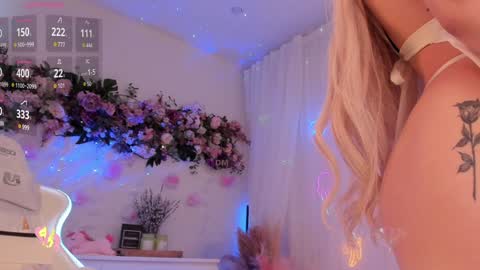 Snapshot of mia_milana chatting on January 28, 2025, 5:32 am online show from January 28, 2025, 5:32 am