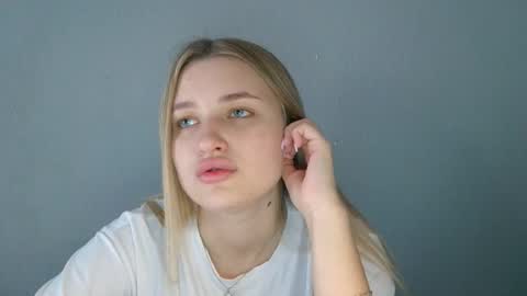 Mia online show from September 9, 2025, 6:13 am