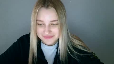 Mia online show from September 12, 2025, 10:48 am