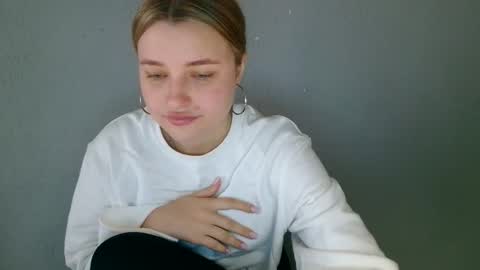 Mia online show from September 13, 2025, 10:04 am