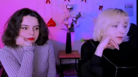 Snapshot of mia_mooon_ chatting on April 15, 2026, 8:32 am mia_mooon_ online show from April 15, 2026, 8:32 am