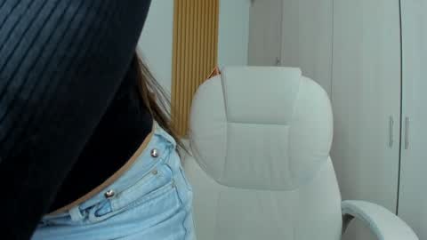 Mia Nevaeh - follow me online show from December 19, 2024, 9:06 pm