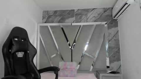 mia_petiteht online show from May 7, 2026, 8:47 pm