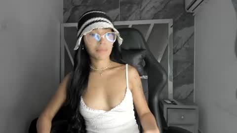 mia_petiteht online show from June 30, 2026, 8:21 pm