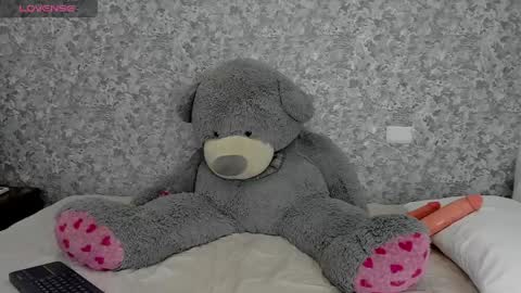 Mia online show from April 14, 2026, 2:39 am