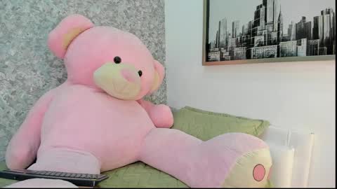 Snapshot of mia_petithe chatting on May 29, 2026, 2:31 am Mia online show from May 29, 2026, 2:31 am