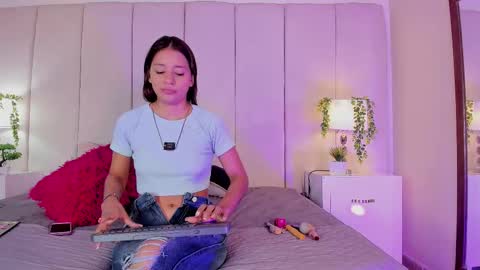 mia rousse25 online show from September 18, 2025, 2:19 pm