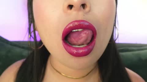 Mia online show from May 8, 2026, 12:05 am