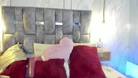 Mia Roux online show from February 6, 2026, 3:11 am