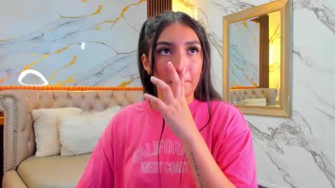Mia online show from September 19, 2025, 7:58 pm