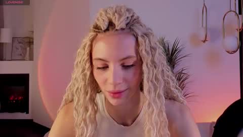 Snapshot of mia_silk chatting on October 22, 2025, 6:24 am Mia online show from October 22, 2025, 6:24 am