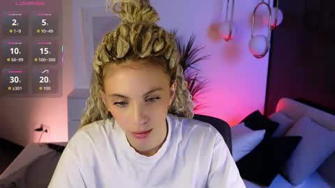 Snapshot of mia_silk chatting on November 7, 2025, 6:24 am Mia online show from November 7, 2025, 6:24 am